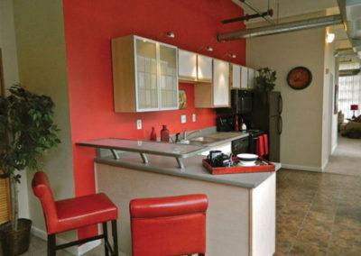 俄亥俄州代顿市圣克莱尔阁楼bbin里的厨房，有红墙和椅子